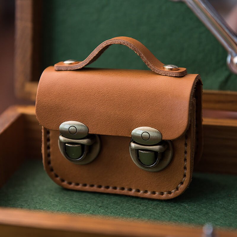 AirPods Case DIY Leather Kit – Babylon Leather - Babylon LeatherBabylon LeatherLZ57-With Chain-Green-Veg Tanned Cowhide Leather