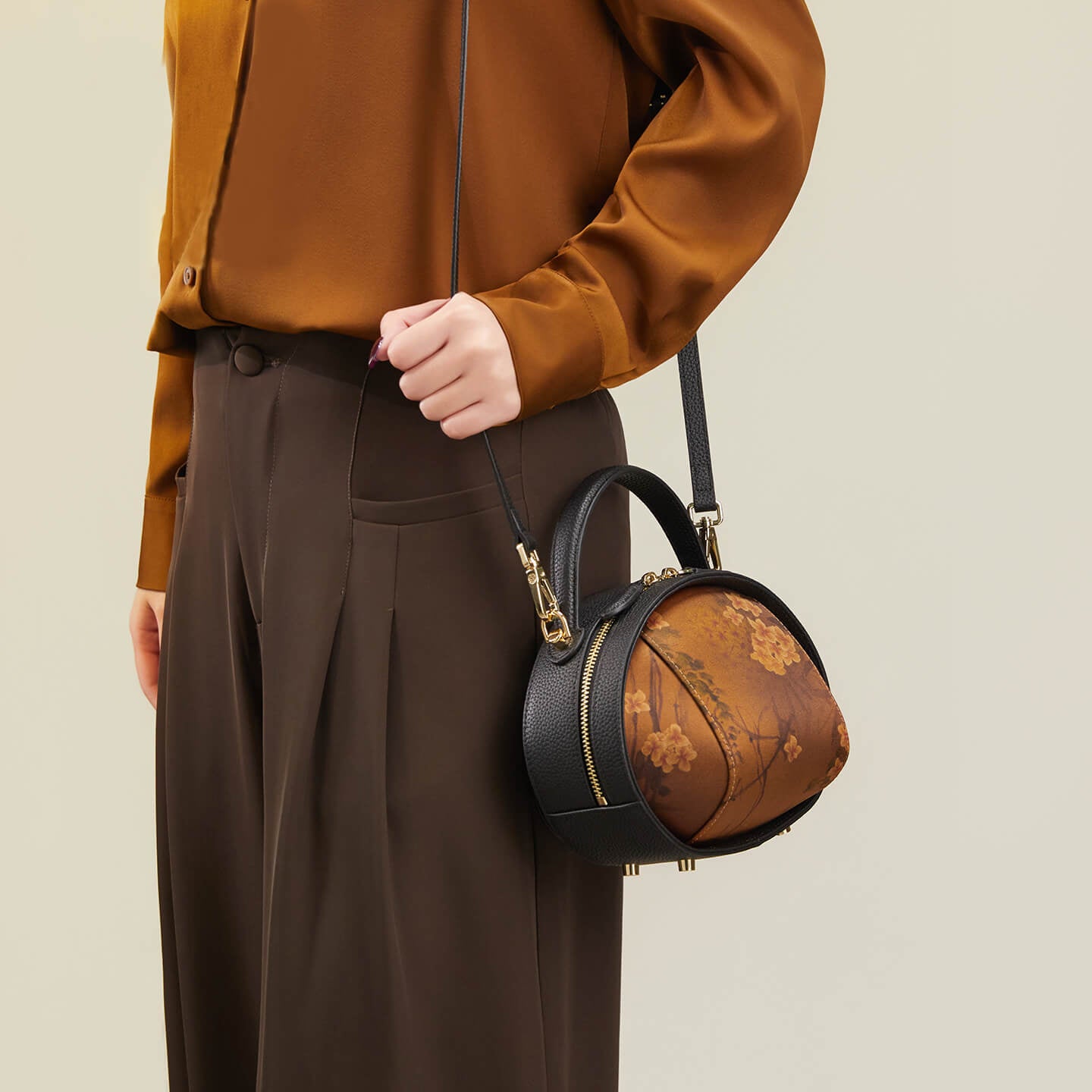 Golden Embrace Leather and Silk Shoulder Handbag – Babylon Leather - Babylon LeatherBabylon LeatherTX229-Black
