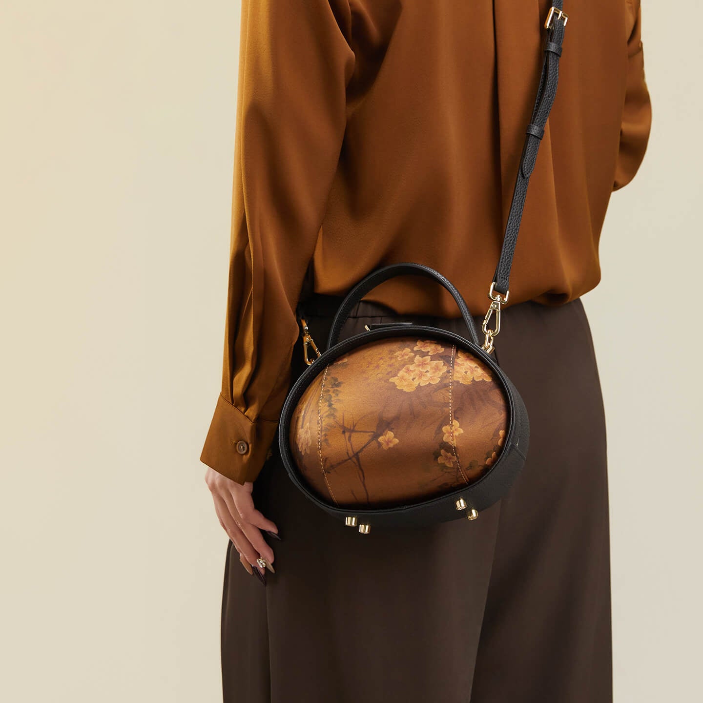 Golden Embrace Leather and Silk Shoulder Handbag – Babylon Leather - Babylon LeatherBabylon LeatherTX229-Black