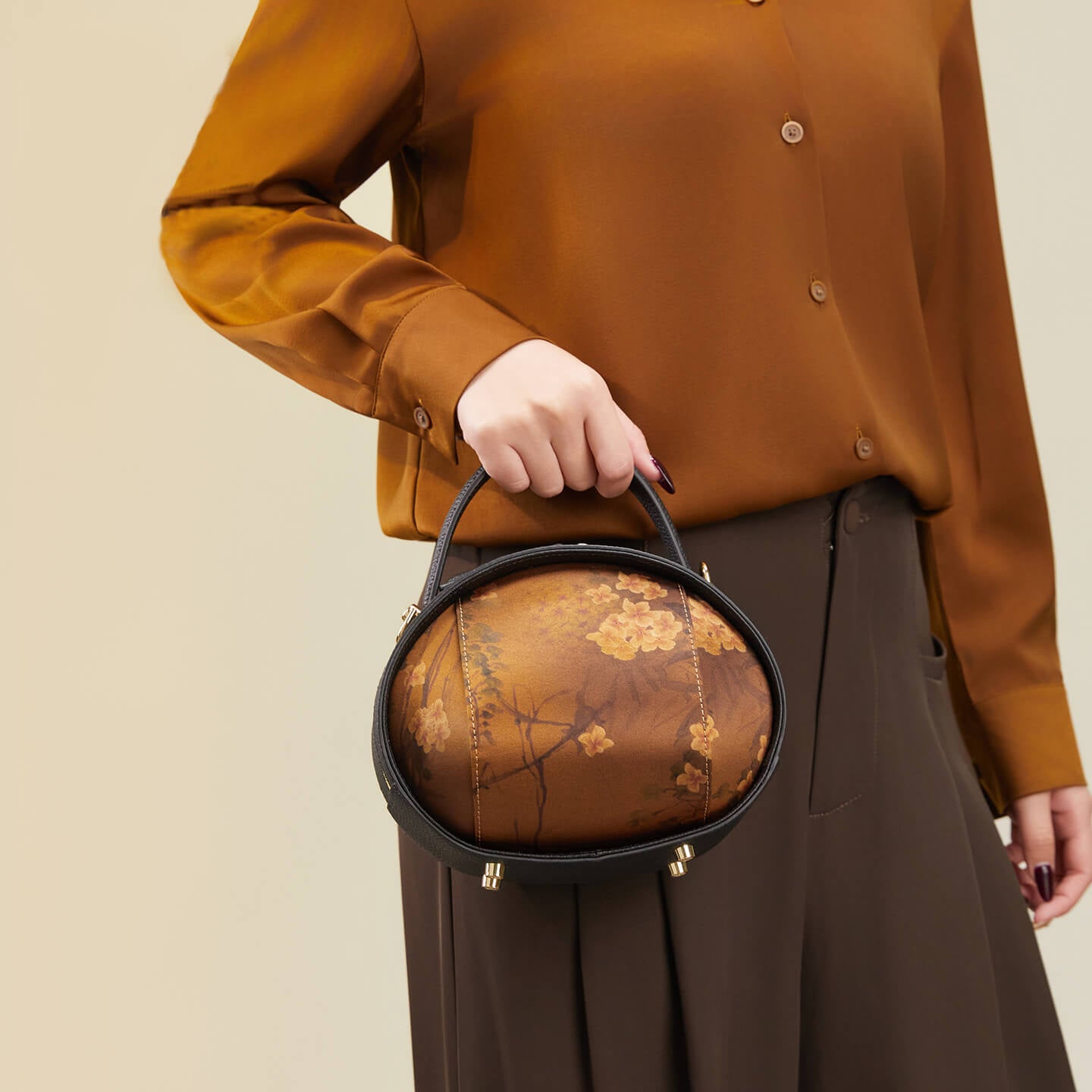 Golden Embrace Leather and Silk Shoulder Handbag – Babylon Leather - Babylon LeatherBabylon LeatherTX229-Black