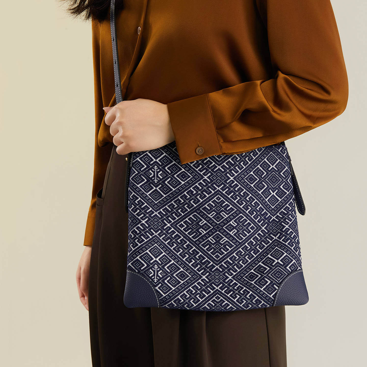 Silent Strength Leather and Silk Shoulder Crossbody Bag – Babylon Leather - Babylon LeatherBabylon LeatherTX200-Blue