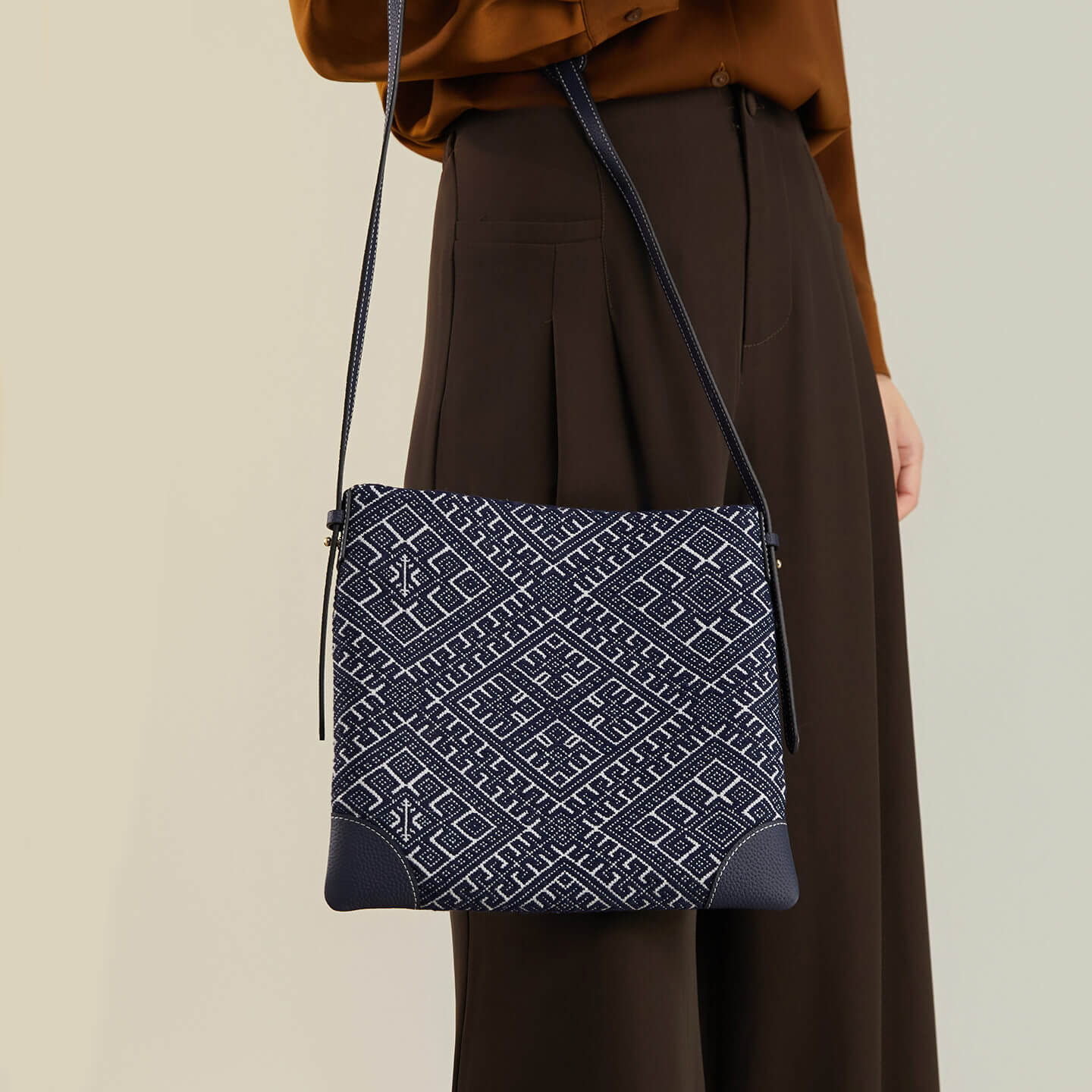Silent Strength Leather and Silk Shoulder Crossbody Bag – Babylon Leather - Babylon LeatherBabylon LeatherTX200-Blue