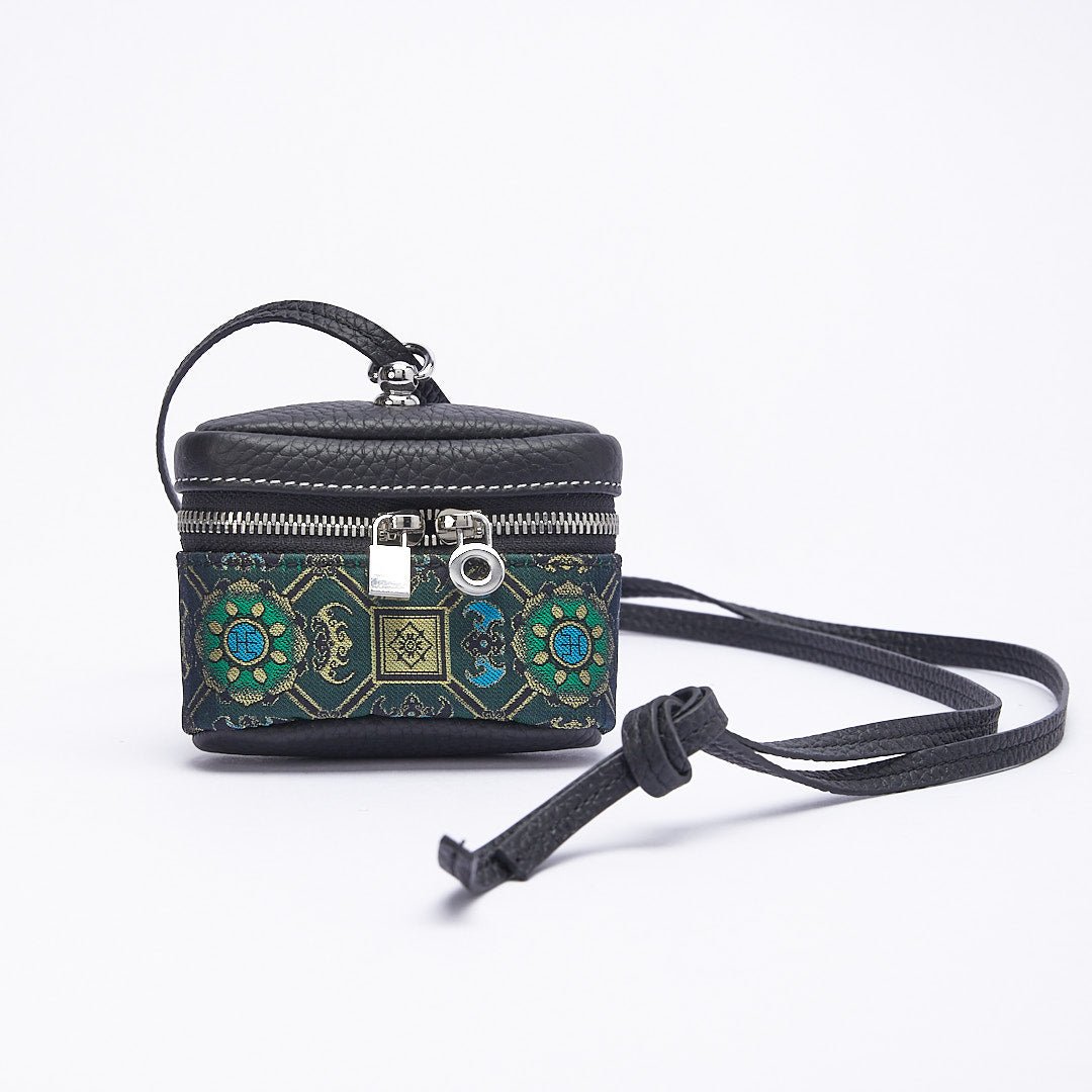 Within Reach Leather and Silk Coin Pouch Clutch – Babylon Leather - Babylon LeatherBabylon LeatherTX233-Black